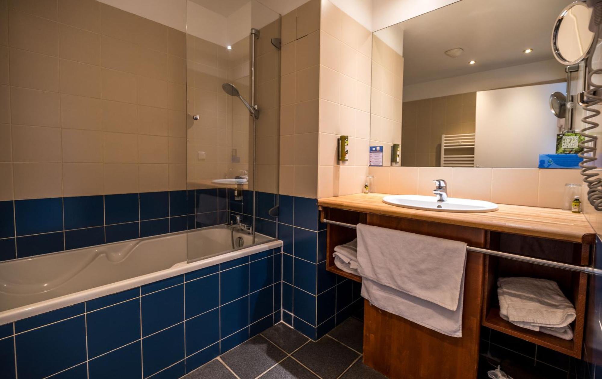 Logis Hotel - La Petite Rade Le Havre Esterno foto